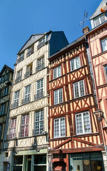 Tradizionali case a graticcio nel centro storico di Rouen, Francia — Foto Stock