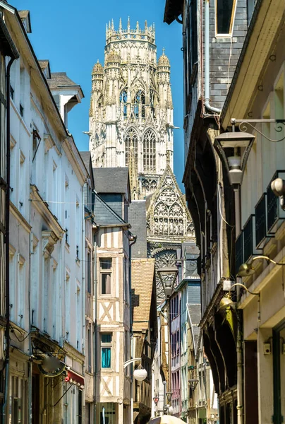 Pohled z ulice na starém městě Rouen, Francie, v opatství Saint-Ouen — Stock fotografie