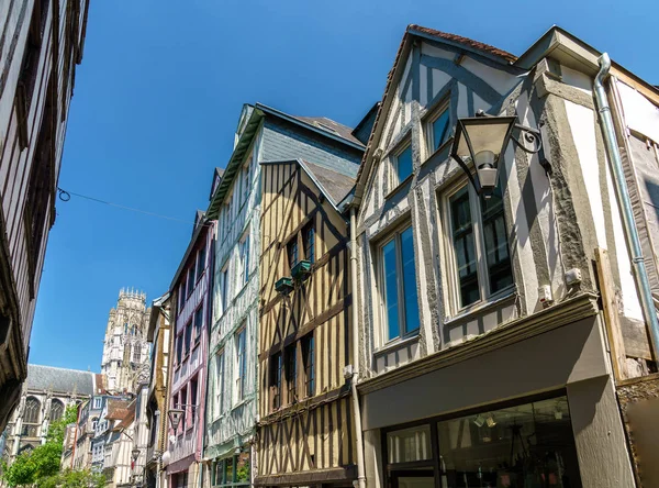 Casas tradicionales de entramado de madera en el casco antiguo de Rouen, Francia —  Fotos de Stock