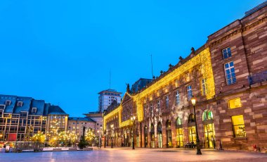 Aubette, Strasbourg tarihi bir bina Noel için dekore edilmiştir. Fransa