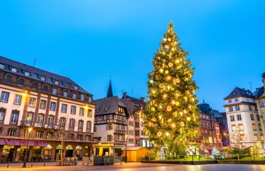 Strazburg, Fransa 'da Kleber Meydanı' ndaki Noel ağacı