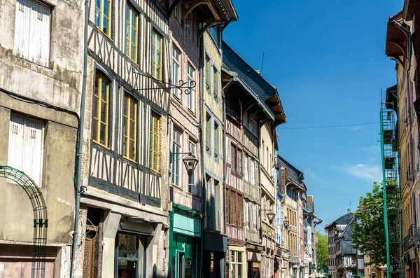 Casas tradicionales de entramado de madera en el casco antiguo de Rouen, Francia — Foto de Stock