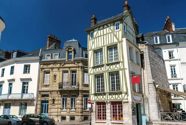 Traditioneel vakwerk huizen in de oude binnenstad van Rouen, Frankrijk — Stockfoto