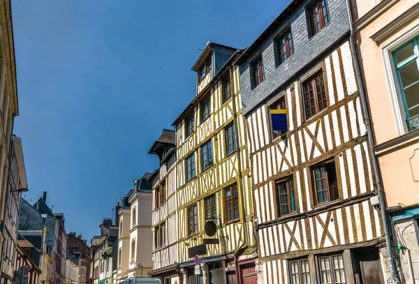 Traditionella korsvirkeshus hus i den gamla stadsdelen i Rouen, Frankrike — Stockfoto