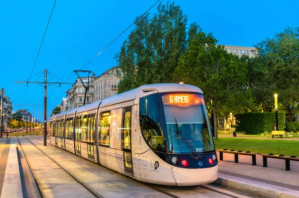 Сучасний міський трамвай Alstom Citadis 302 на вокзалі Hotel de Ville Гавр, Франція — стокове фото