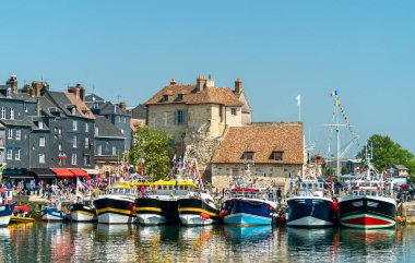 Honfleur şehir harbour geleneksel evlerde. Calvados, Normandy, Fransa