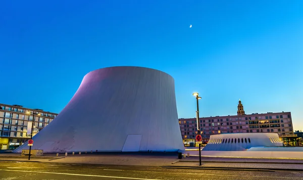 Le Volcan, un complejo cultural que comprende una sala de conciertos y una biblioteca. Le Havre, Francia — Foto de Stock