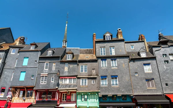 Case tradizionali nel porto di Honfleur. Normandia, Francia — Foto Stock