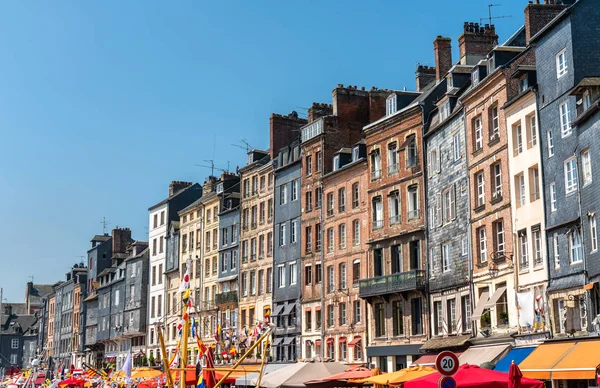 Casas tradicionais no porto de Honfleur. Normandia, França — Fotografia de Stock