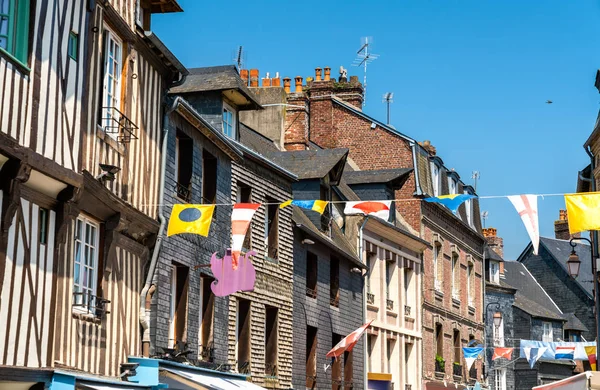 Traditionella hus i Honfleur. Normandie, Frankrike — Stockfoto