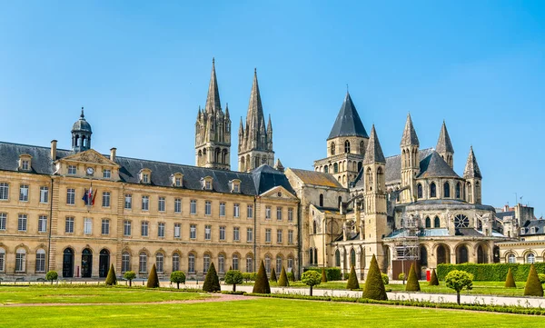 El ayuntamiento y la abadía de Saint-Etienne en Caen, Francia — Foto de Stock
