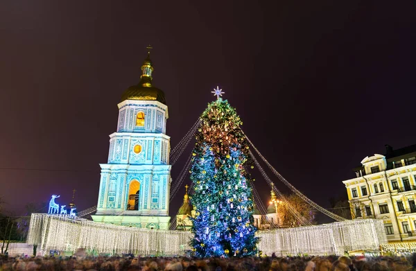 Christmas tree and Saint Sophia Cathedral, a UNESCO world heritage site in Kiev, Ukraine — Stock Photo, Image