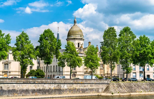 Saint Julien kapel aan de oever van de Mayenne in Laval, Frankrijk — Stockfoto