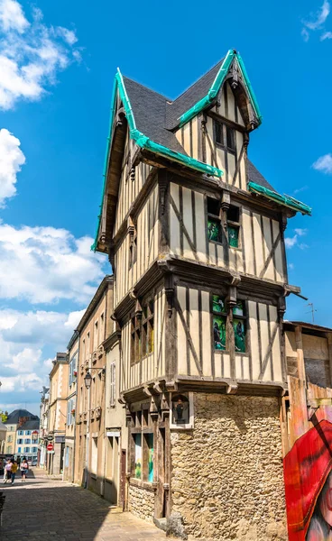 传统木料半灰泥的房子在拉伐尔, 法国 — 图库照片