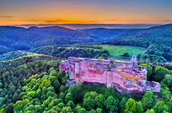 Castillo de Fleckenstein en las montañas de los Vosgos del Norte - Bajo Rin, Francia —  Fotos de Stock