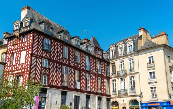 Casas tradicionais de meia-madeira na cidade velha de Rennes, França — Fotografia de Stock