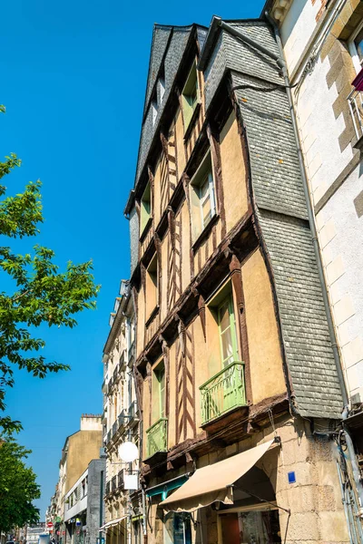 Traditioneel vakwerk huizen in de oude binnenstad van Rennes, Frankrijk — Stockfoto