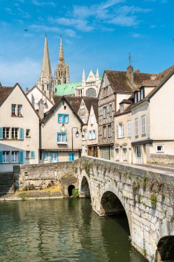 Chartres görünümünü Eure Nehri üzerinde. Fransa