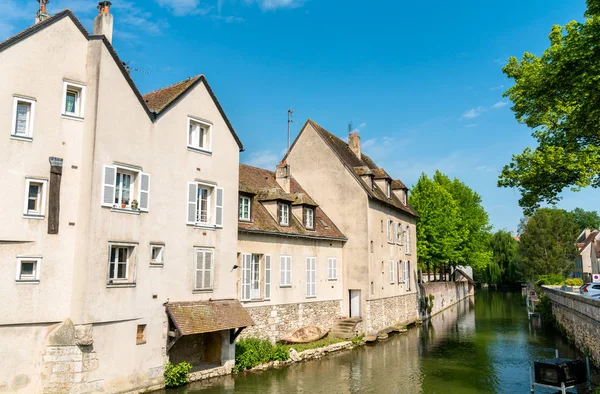 Hus i Chartres ovanför floden Eure. Frankrike — Stockfoto