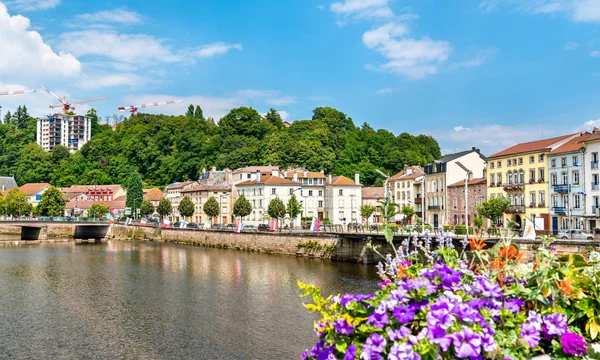 Bloemen op een brug over de rivier de Moezel in Epinal, Frankrijk — Stockfoto