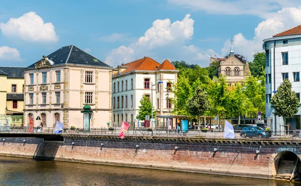 Edificios típicos franceses en Epinal, Francia — Foto de Stock