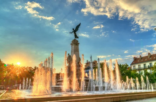 Sadi Carnot Monument med en fontän i Dijon, Frankrike — Stockfoto