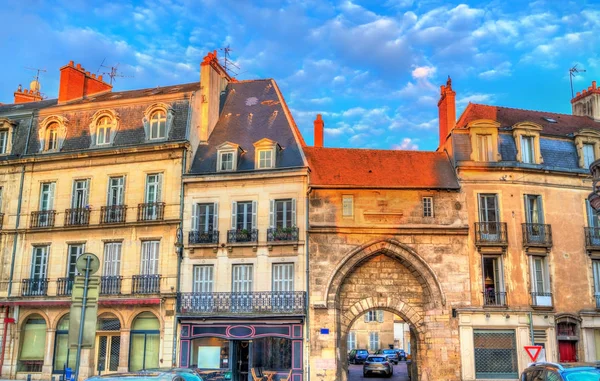 Edifícios tradicionais na Cidade Velha de Dijon, França — Fotografia de Stock