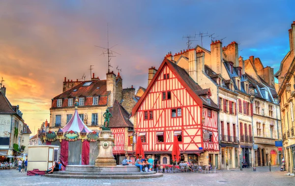 Traditionella byggnader i gamla stan i Dijon, Frankrike — Stockfoto