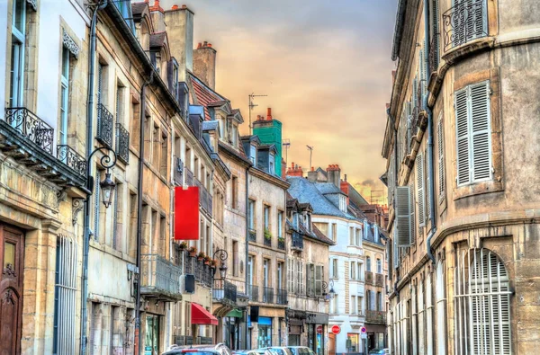 Traditionella byggnader i gamla stan i Dijon, Frankrike — Stockfoto