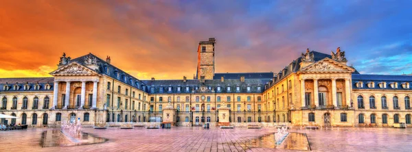 디종, 프랑스에서 부르고뉴 공작의 궁전 — 스톡 사진