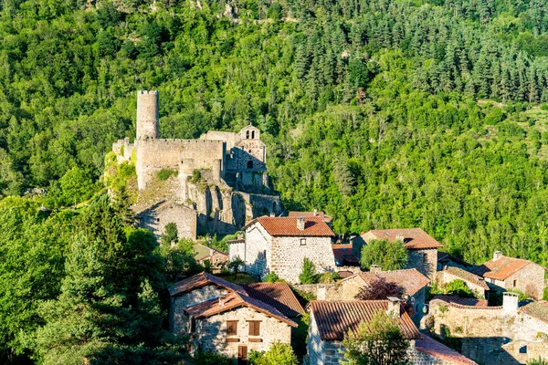 Vista del pueblo de Chalencon con su castillo. Francia — Foto de Stock