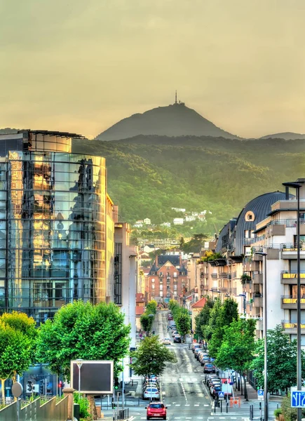 View of Puy de Dome volcano from Clermont-Ferrand, France — Stock Photo, Image