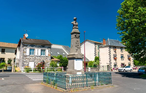 Oorlogsmonument in Roffiac dorp, Frankrijk — Stockfoto