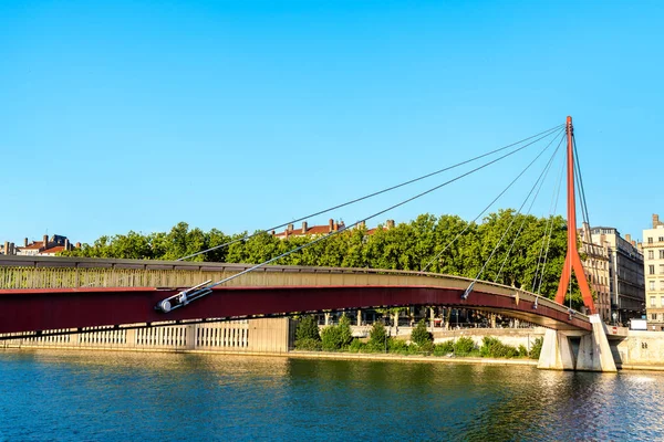 Paleis van Justitie voetgangersbrug over de rivier de Saone in Lyon, Frankrijk — Stockfoto
