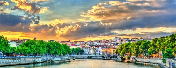 Solnedgången över floden Saone i Lyon, Frankrike — Stockfoto