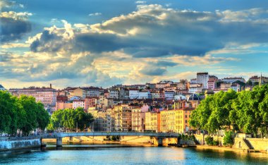 Günbatımı yukarıda Saone nehrin Lyon, Fransa