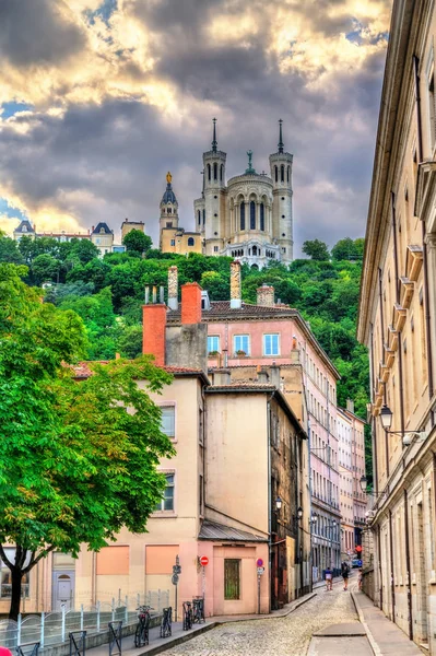 Widok na bazylikę Notre Dame de Fourvière w Lyon, Francja — Zdjęcie stockowe