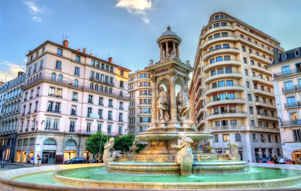 Fontein op de Place des Jacobins in Lyon, Frankrijk — Stockfoto