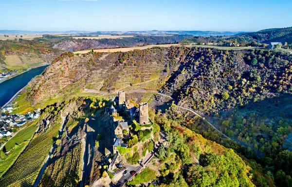 Burg Thurant, zřícenina hradu u řeky Mosely v Německu — Stock fotografie