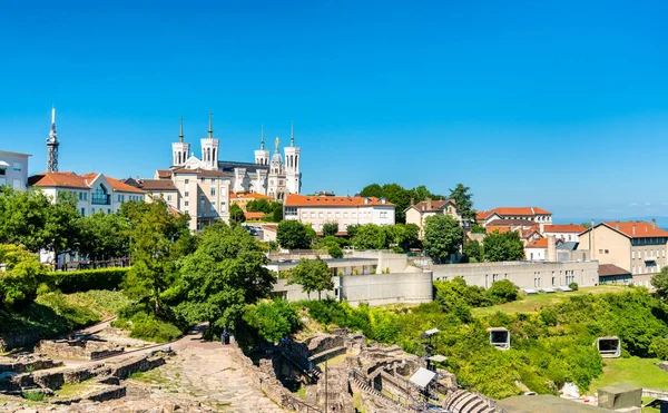 Antik Tiyatro ve Notre-Dame Basilica at Fourviere - Lyon, Fransa — Stok fotoğraf