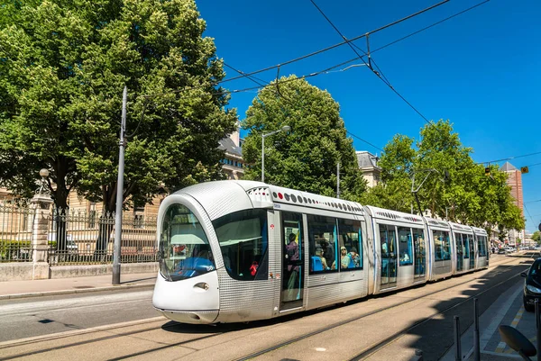 Tranvía Alstom Citadis 302 en Lyon, Francia — Foto de Stock