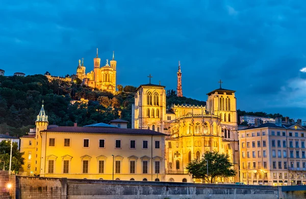 Utsikt över katedralen Lyon och den Basilica of Notre-Dame de Fourviere. Lyon, Frankrike — Stockfoto