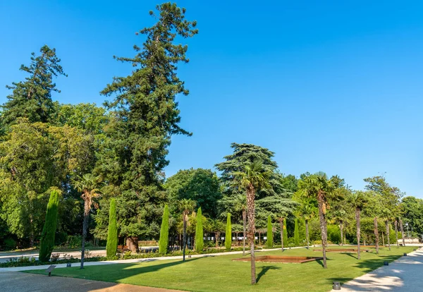 Parque en el ayuntamiento de Courthezon en Provenza, Francia —  Fotos de Stock