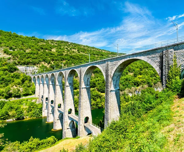 Le viaduc de Cize-Bolozon à travers l'Ain en France — Photo