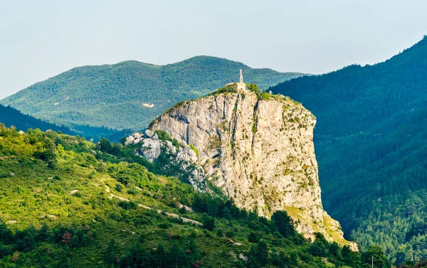 Vy över berget med Chapel of Our Lady på toppen. Castellane, Frankrike — Stockfoto