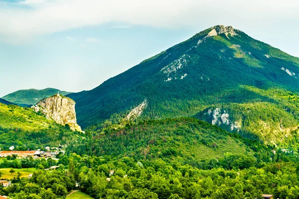 Vue sur le rocher avec la chapelle Notre-Dame au sommet. Castellane, France — Photo