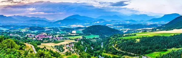 Panorama van de Franse Alpen bij zonsondergang in de zomer — Stockfoto