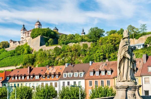 Socha na Alte Mainbrucke a pevnosti Marienberg v Würzburg, Německo — Stock fotografie