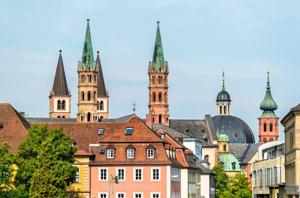 Iglesias en el casco antiguo de Wurzburg, Alemania — Foto de Stock