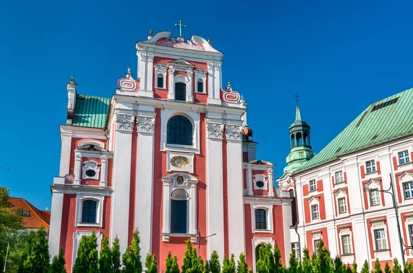 Our Lady Collegiate Kilisesi sürekli yardım ve St. Mary Magdalene Poznan, Polonya — Stok fotoğraf